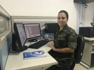 Militar Ten Marília Guterres gerenciando e analisando sistemas da FAB. Crédito da foto: Tenente Tatiana Rubim (CCA-RJ)