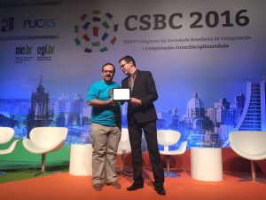 Professor Cristiano Maciel recebendo o Prêmio Associado Destaque da SBC na Abertura do CSBC 2016 pelas ações do Meninas Digitais