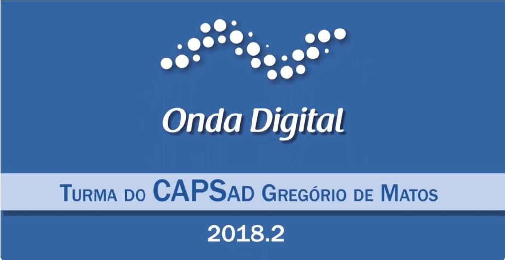 Fundo azul com letras brancas: “Onda Digital – Turma do CAPS AD Gregório de Matos 2018.2”, ilustrando capa do vídeo documentário. 