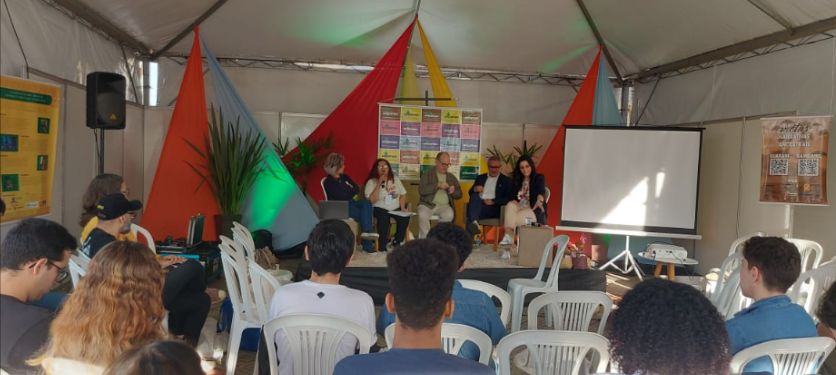 Roda de conversa na Feira do Livro.