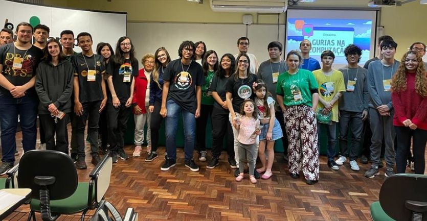 Registro fotográfico ao final de ação do Gurias na Computação no auditório da Unipampa.